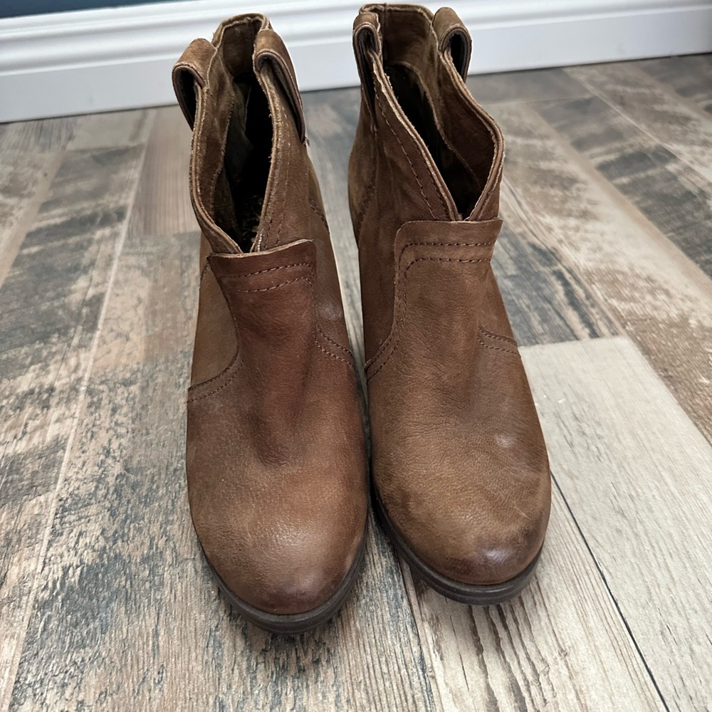 VINCE CAMUTO HILLSY Leather Booties